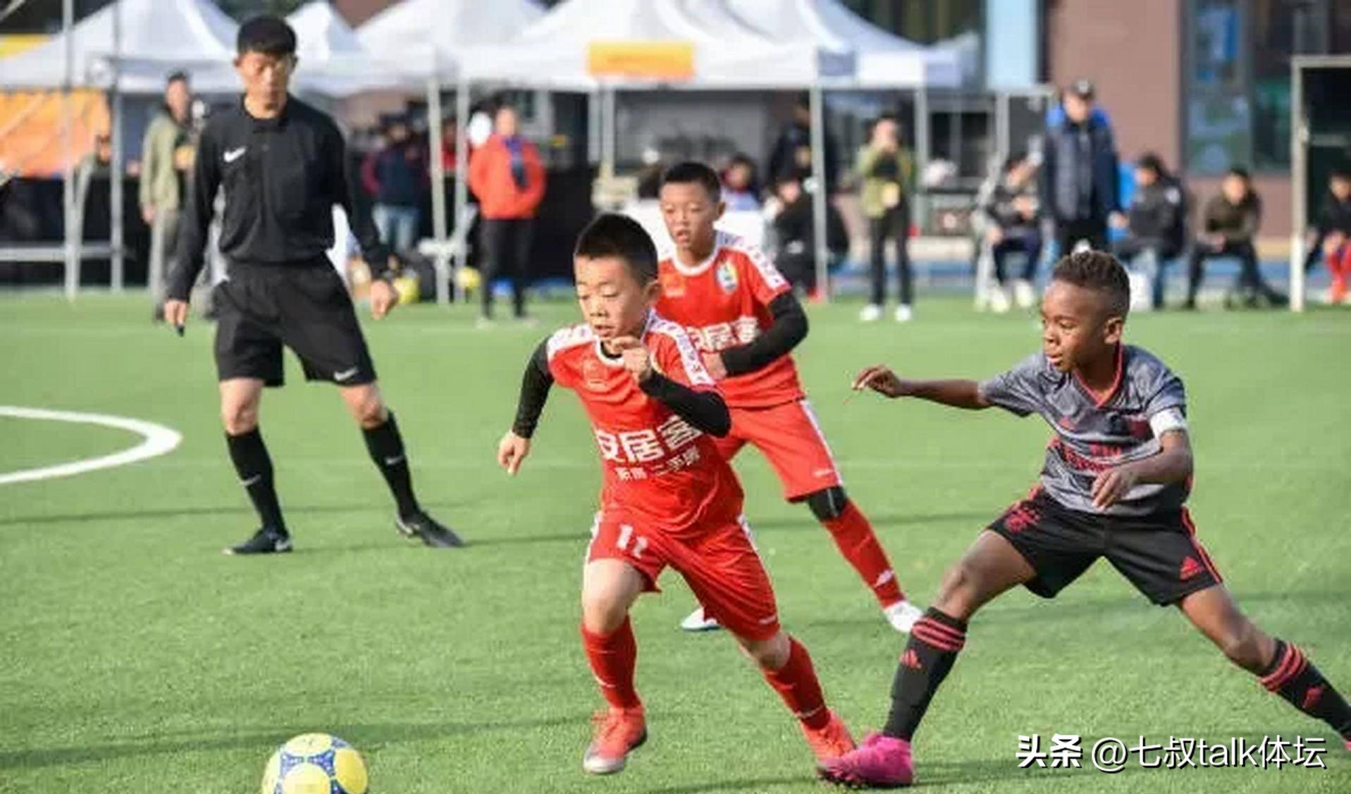 大家不要再给他骗了!记者痛批著名足球解说员圈钱,是怎么回事?