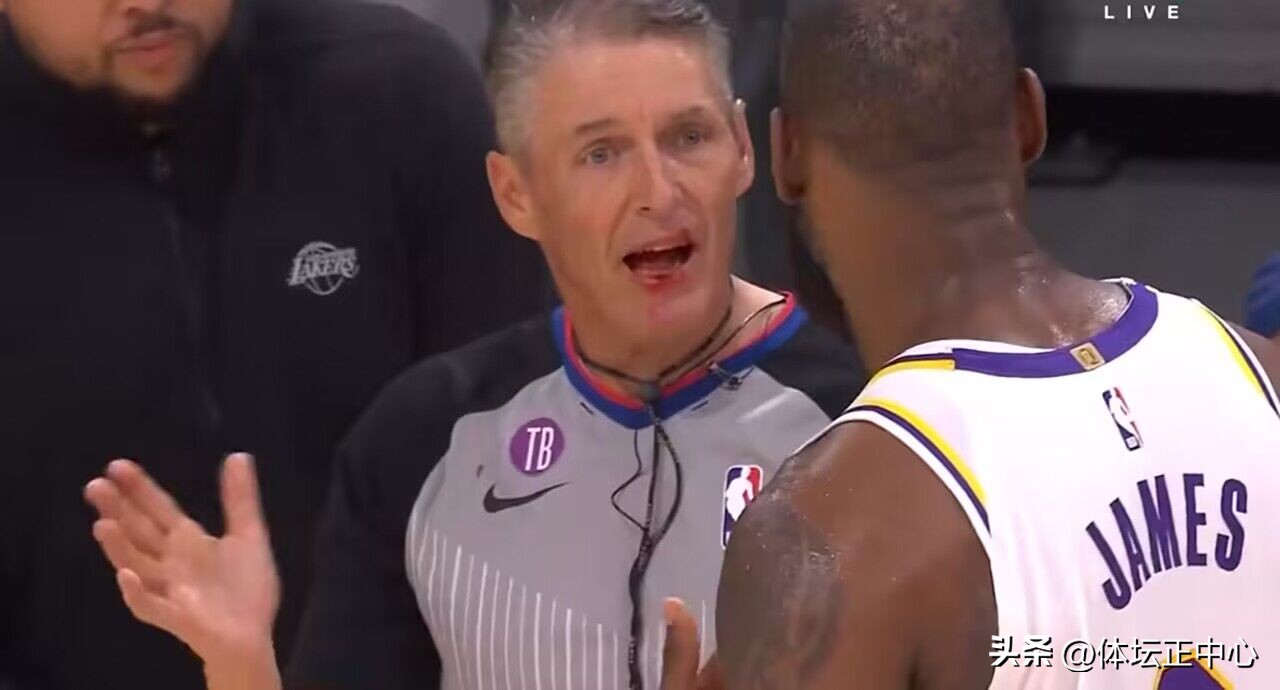詹姆斯撞裁判原声,詹姆斯挂着莫里斯上篮说了什么