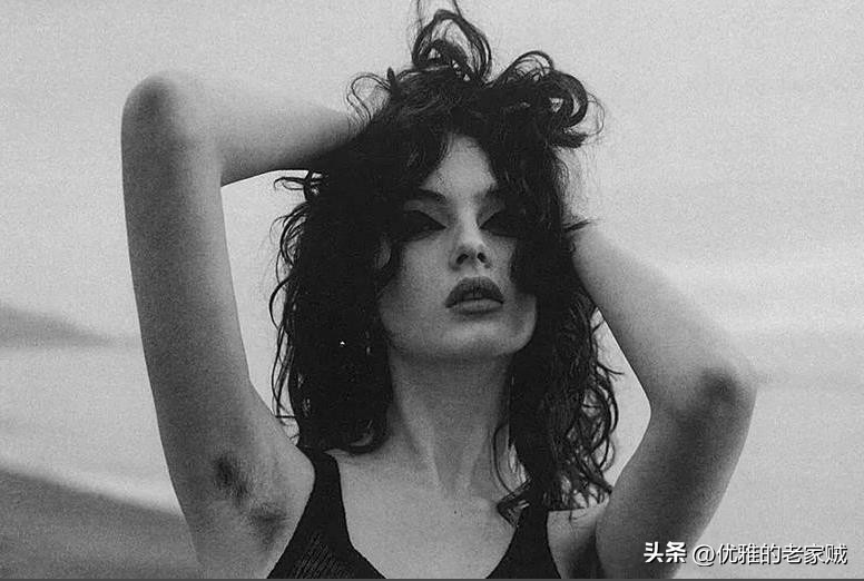 莫妮卡贝鲁奇18岁女儿晒出“近乎全裸”的照片，露出腋毛！