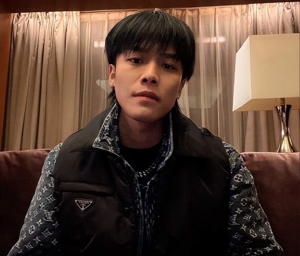 拿海鲜喂鸡、20秒36万进账，网红这一职业，真就“钱”途无量？