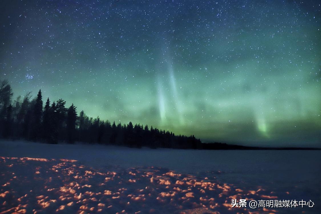 90后小伙用镜头拍照,95后摄影小伙