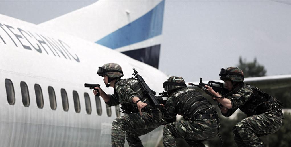 *警武**江西总队于1999年升副军级，现辖12个*警武**支队和1个总队医院