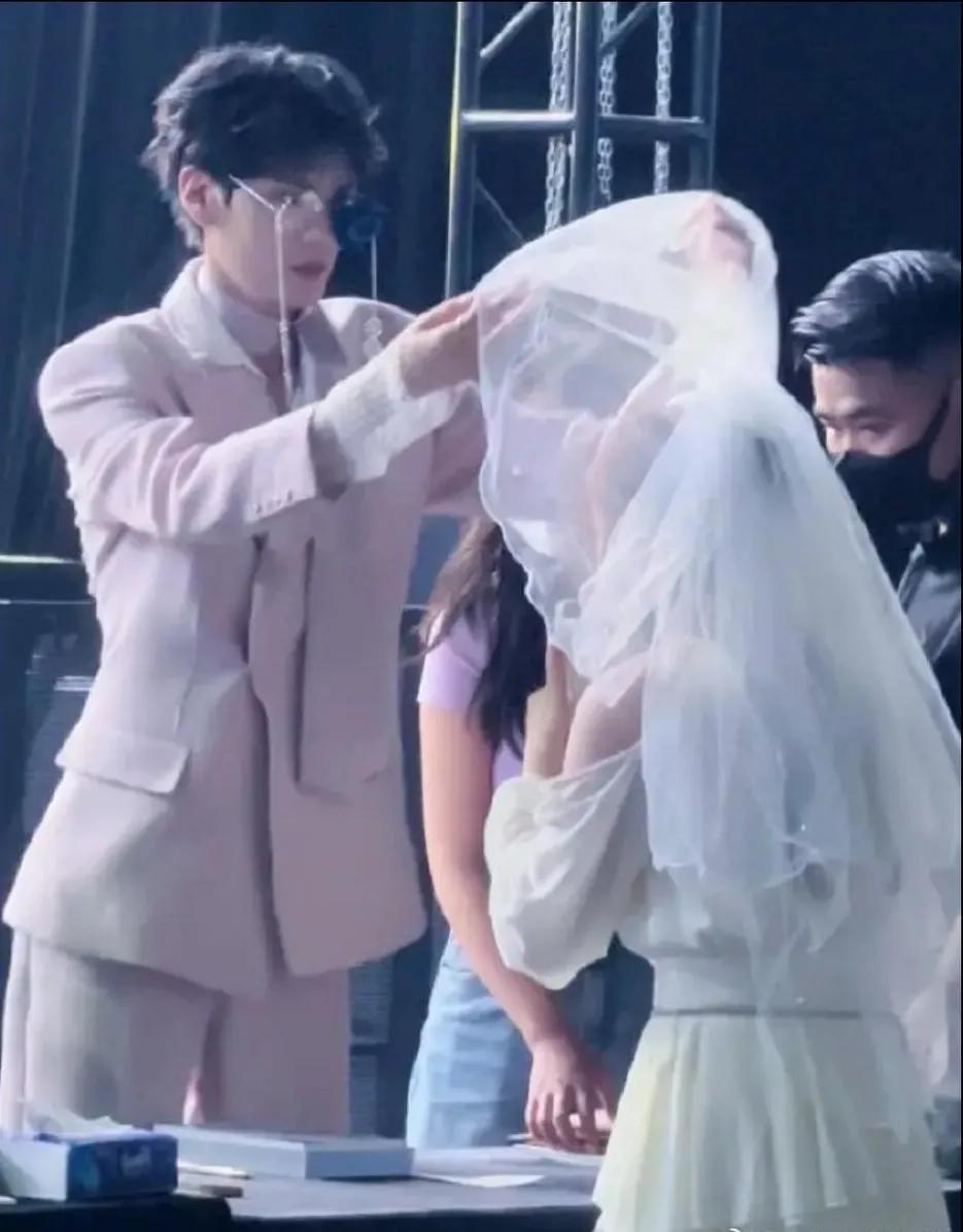 毕雯珺巡回演唱会南京邀请函,毕雯珺签售会掀头纱女孩长啥样