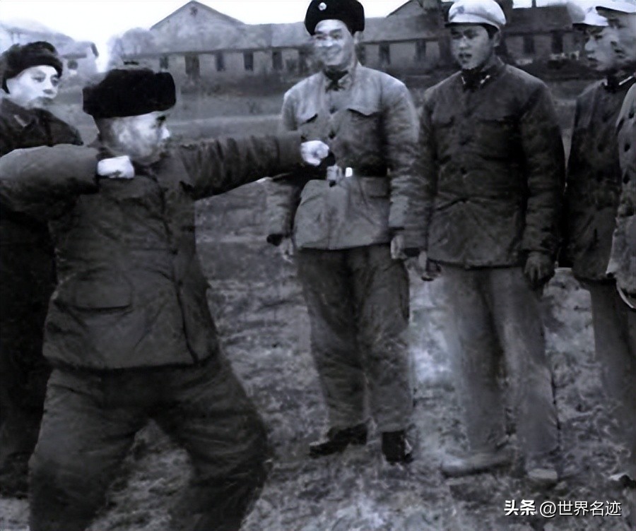 1980年*国锋华**视察南京军区，*世友许**称病不见，*国锋华**亲自登门拜访