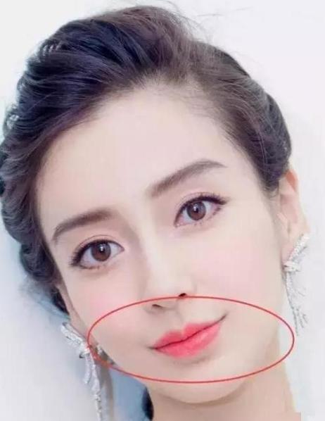 比香肠嘴更拉垮的是“月亮唇”，苦相刻薄心机感，快看你身边有无