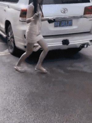 趁着泼水节公然对女生进行骚扰！向女生私密部位喷水还撕扯衣服