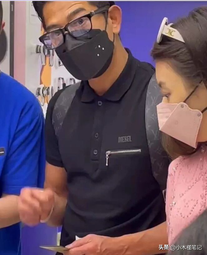 郭富城方媛带女儿买东西,郭富城天王嫂方媛休闲装束