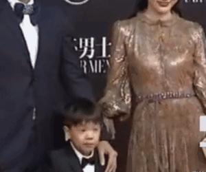 明星红毯假摔事件,明星红毯假摔倒抢镜