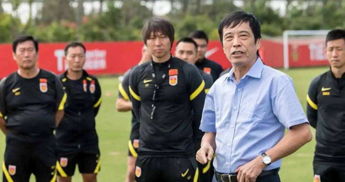 如果李铁不被调查，李铁在中国足坛的地位应该是天花板一样存在