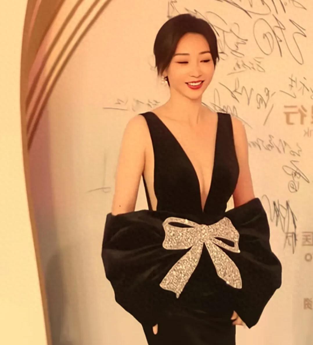 半露*裤内**、露下乳？这些女明星真是把诱惑穿在了身上