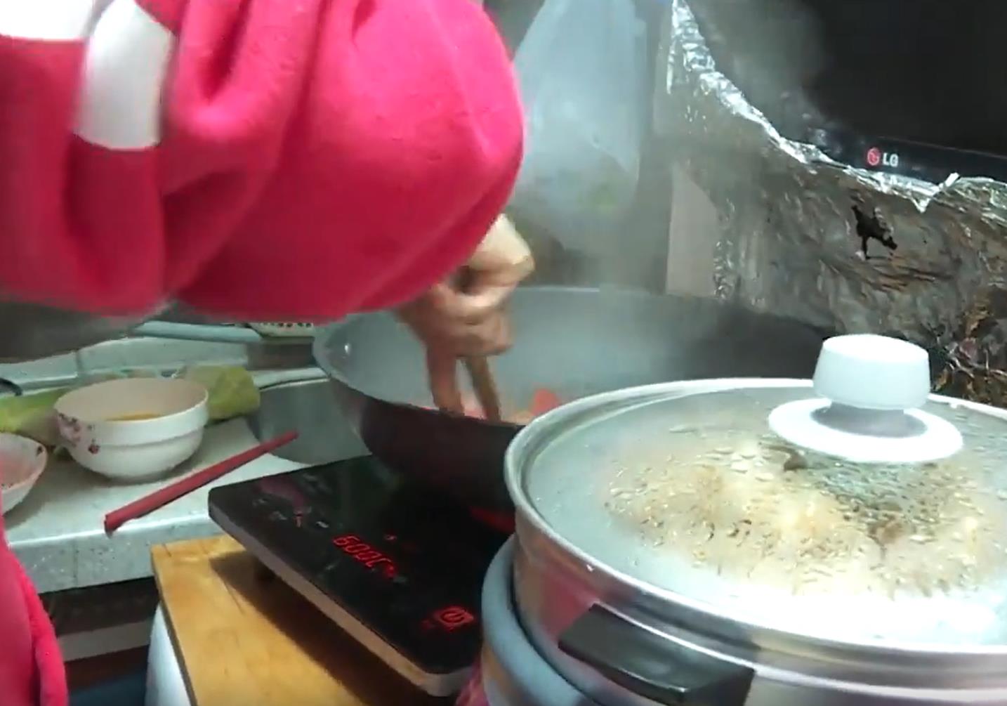 香港一家劏房生活,香港32岁夫妻的婚后生活