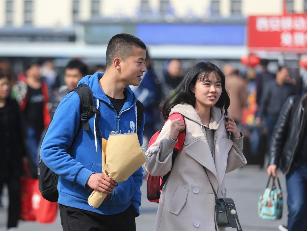 情侣每月花1500元被质疑,情侣每月花1500元惹争议