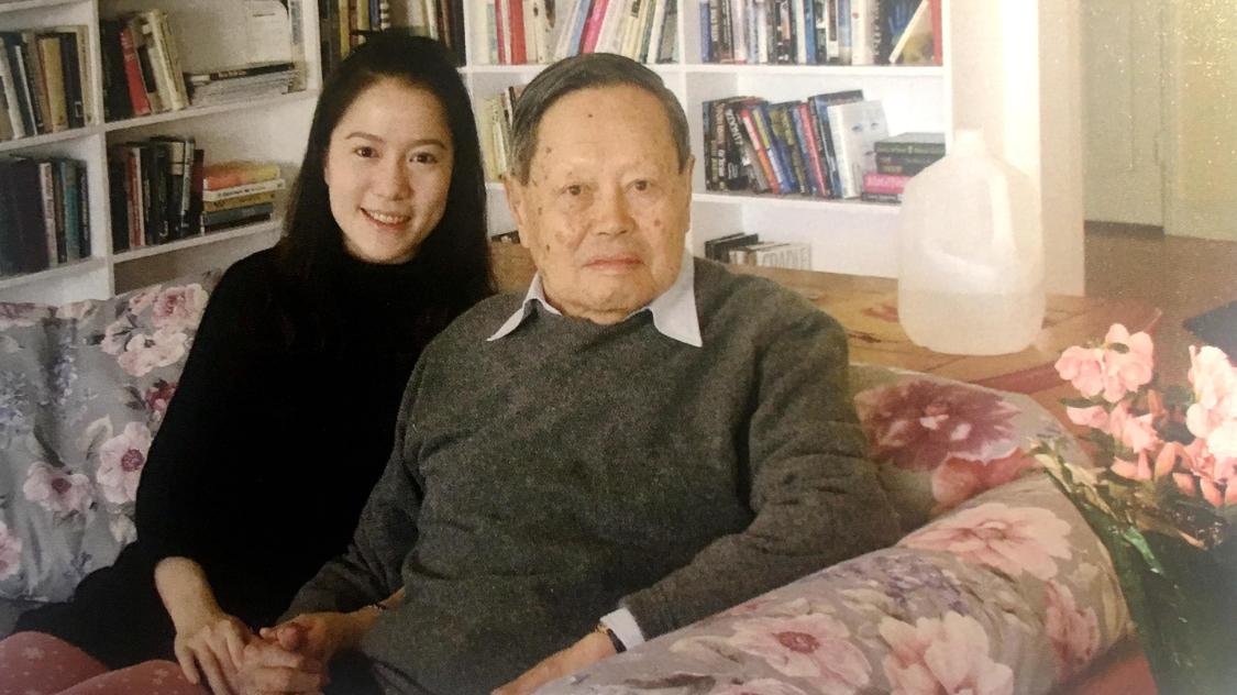 杨振宁100岁与翁帆合影近照,杨振宁和翁帆的亲密照