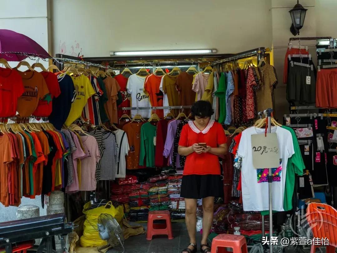 摆摊卖衣服和卖鞋哪个好一些,摆摊卖衣服和卖饰品哪个好