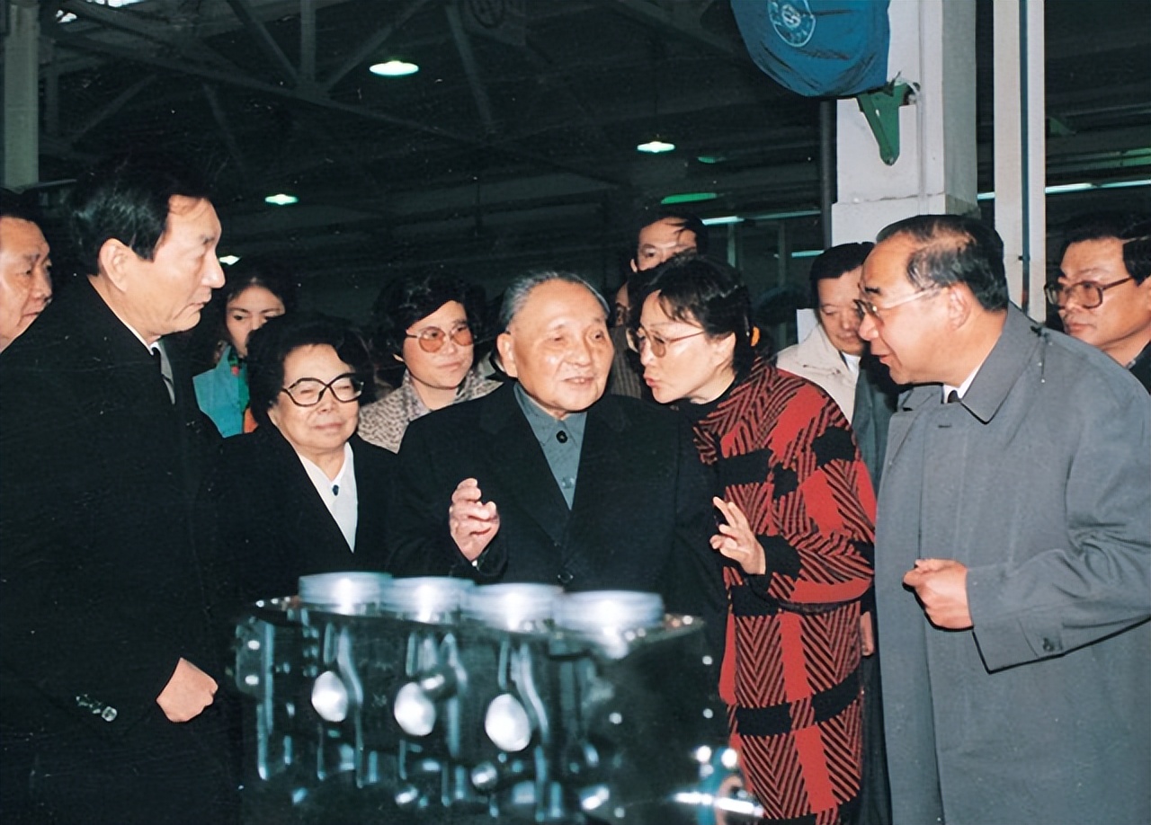 1994年春节，*小平邓**离开上海前对*菊黄**说：这是上海最后的机遇