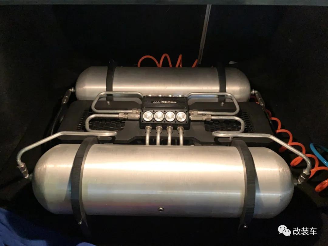 十代思域樱花粉低趴姿态,十代思域炫动蓝低趴姿态