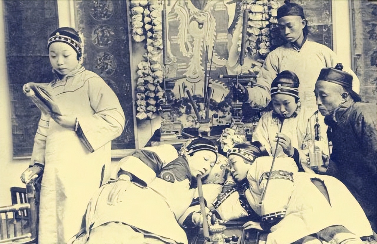 为证明吸烟无害，英国*草烟**公司用48只狗做实验：3年每天抽100根烟