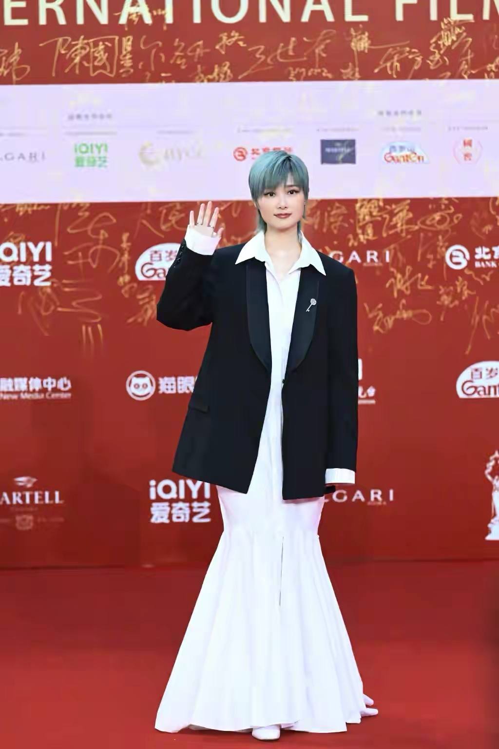 方脸大腮帮适合中分还是三七分,大饼脸中分超级简单又漂亮的发型