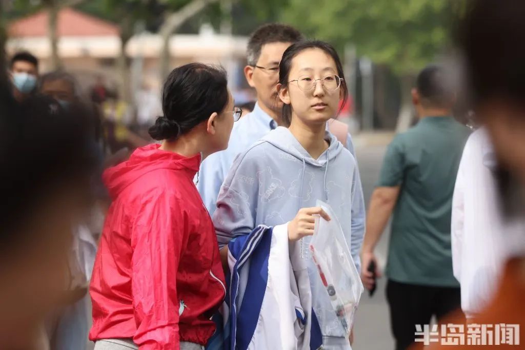 刚刚，青岛5万多勇士霸气走进战场！少年，此去何求？夺盛名、拔头筹、争魁首、独占鳌头！