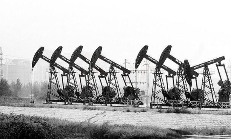 尼克松访华时看到“*倒打**美帝”标语，毛主席幽默回应，尼克松大笑