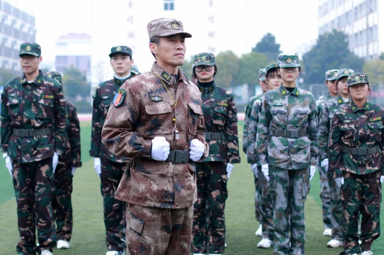 广东高校军训喝烟灰水,高校军训被泼烟灰水