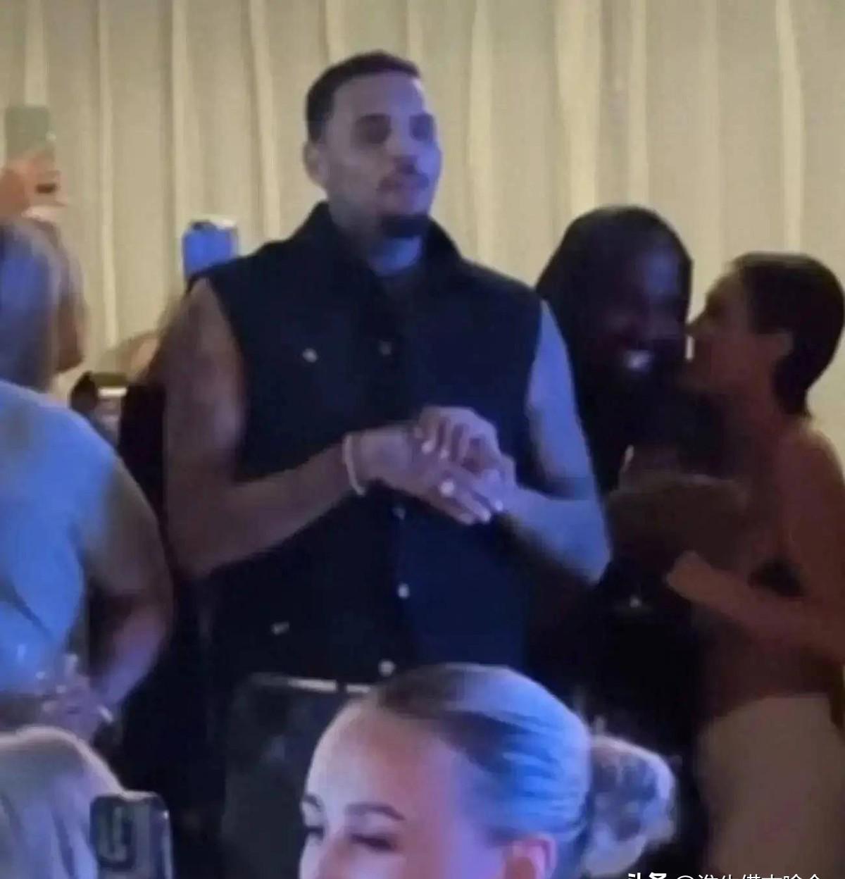 卡戴珊挺着大肚子,卡戴珊胖照