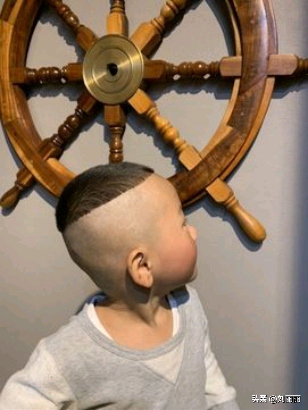 小男孩发型图片帅气潮流休闲,家庭理发帅气小男孩发型