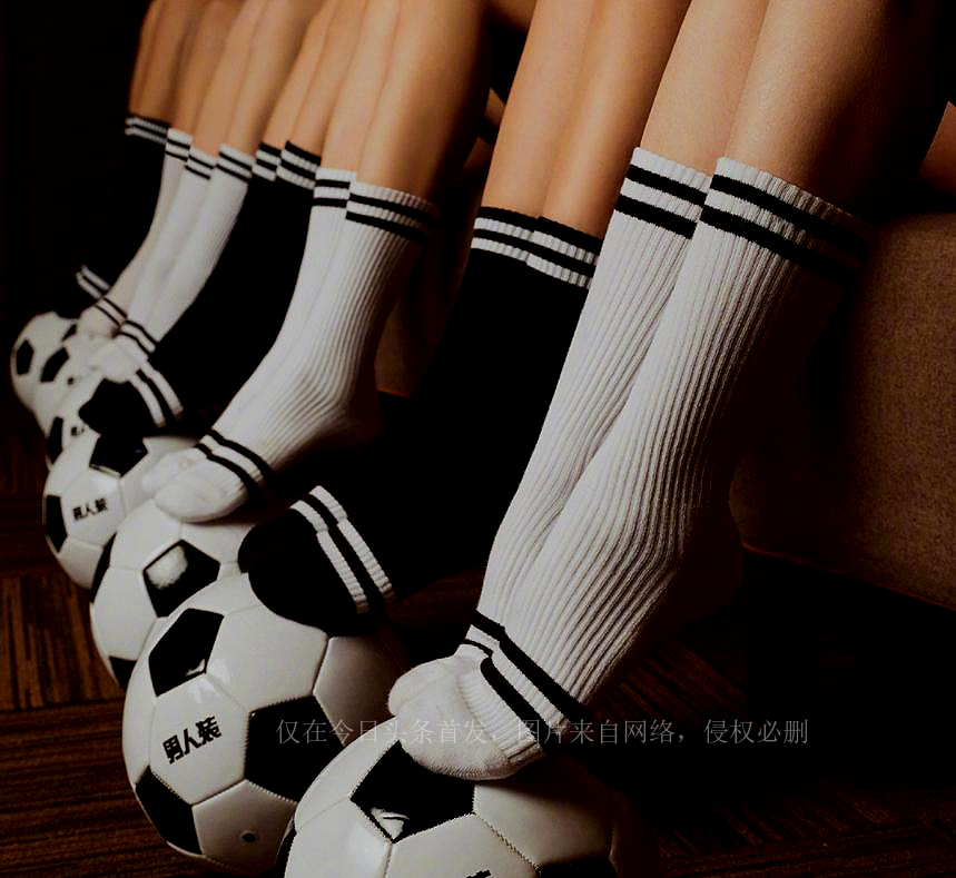 乐华女团《男人装》封面惹争议，只有脚部特写，被质疑污名化女足