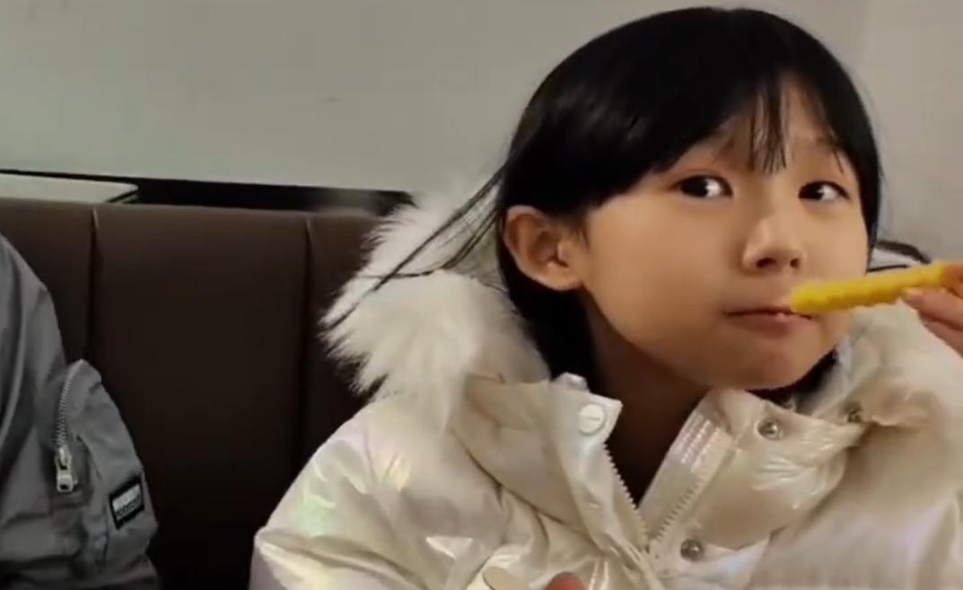 陆毅带孩子国外家庭吃饭,陆毅带小孩