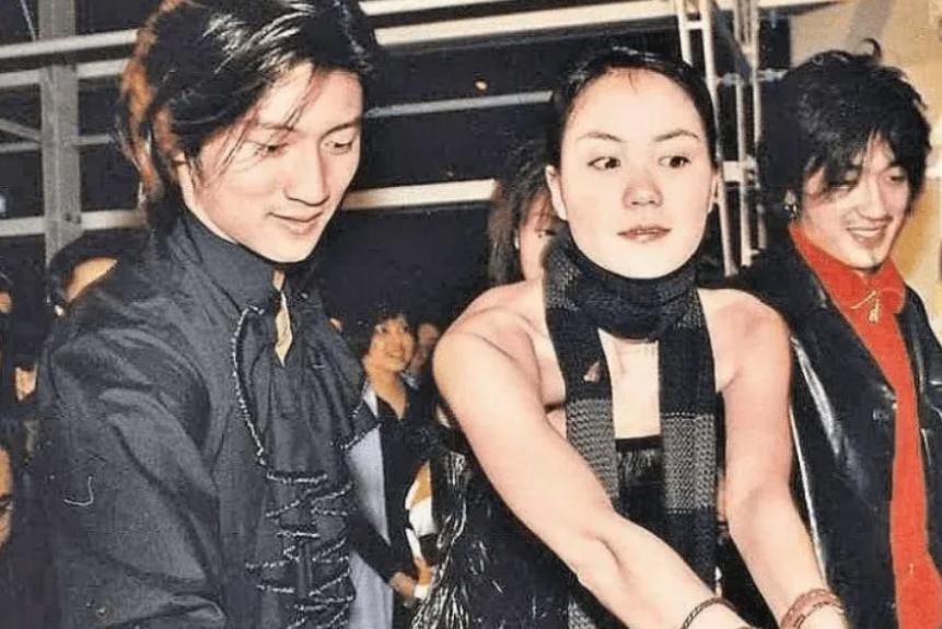 谢霆锋王菲逛街照曝光,谢霆锋王菲街头拍照王菲的穿搭