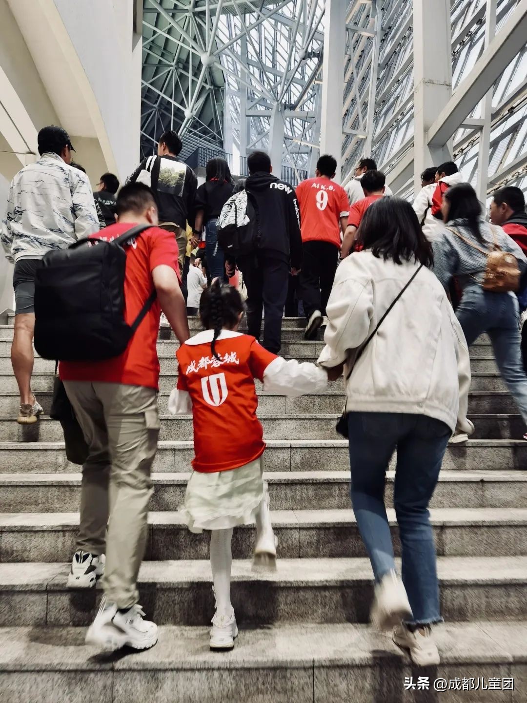 老球迷泪流满面,老球迷已泪流满面