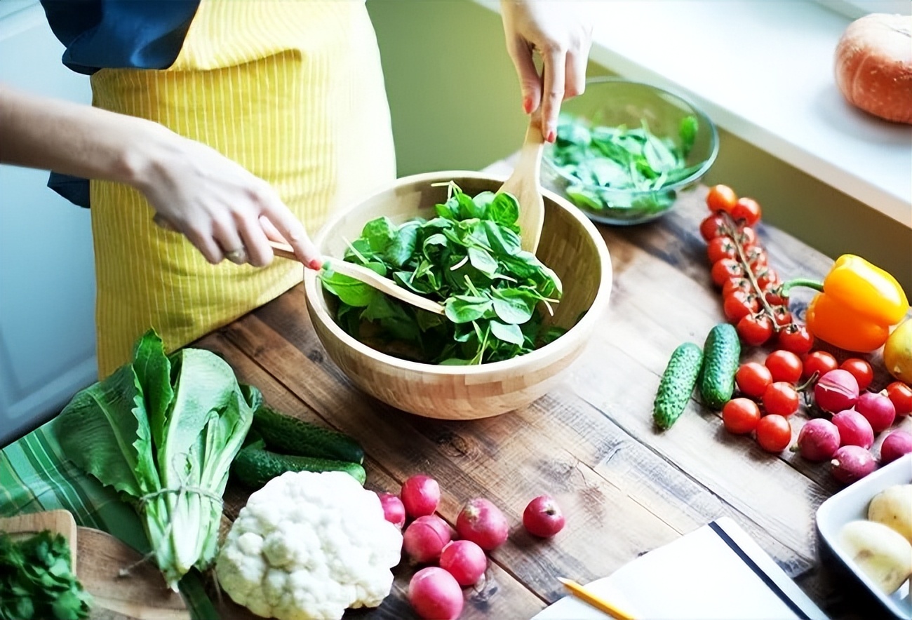 强迫狗狗吃狗粮好不好,宠物犬不给饭吃被疯狂虐待