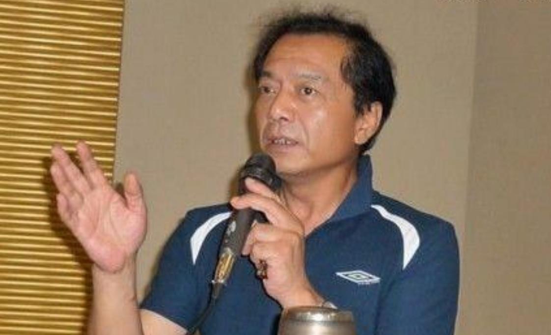 薛飞：34岁辞职央视，出国摆地摊，43岁回国教书，儿子是他的骄傲