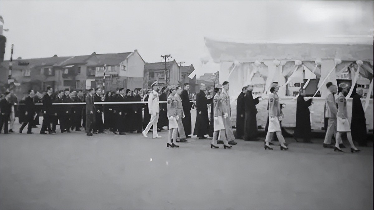 蒋介石的陵墓有多惨？子孙哭着要给他迁葬