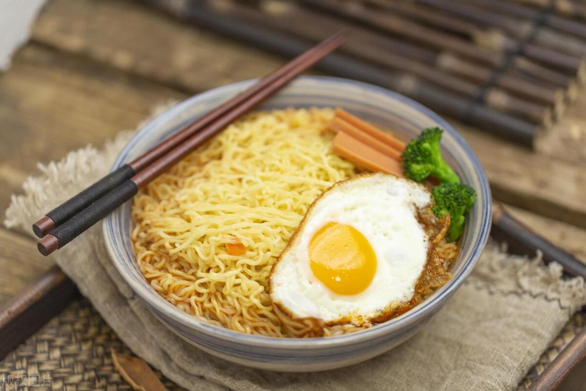 顾客拿泡面去结账,顾客拿泡面结账被收银小姐姐拆开