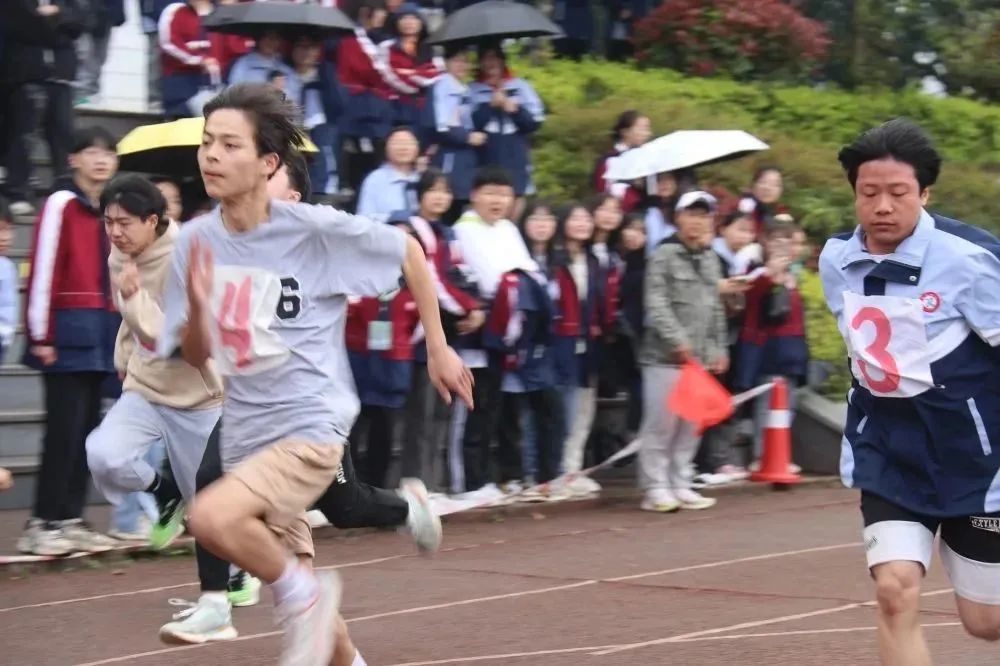 李中学子多矫健运动场上展英姿—李渡中学第四十届田径运动会纪实