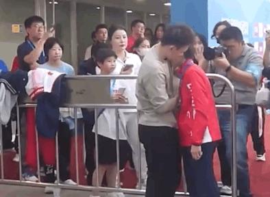 全红婵奥运夺冠完整视频回放,小炸毛女孩全红婵第一次夺冠