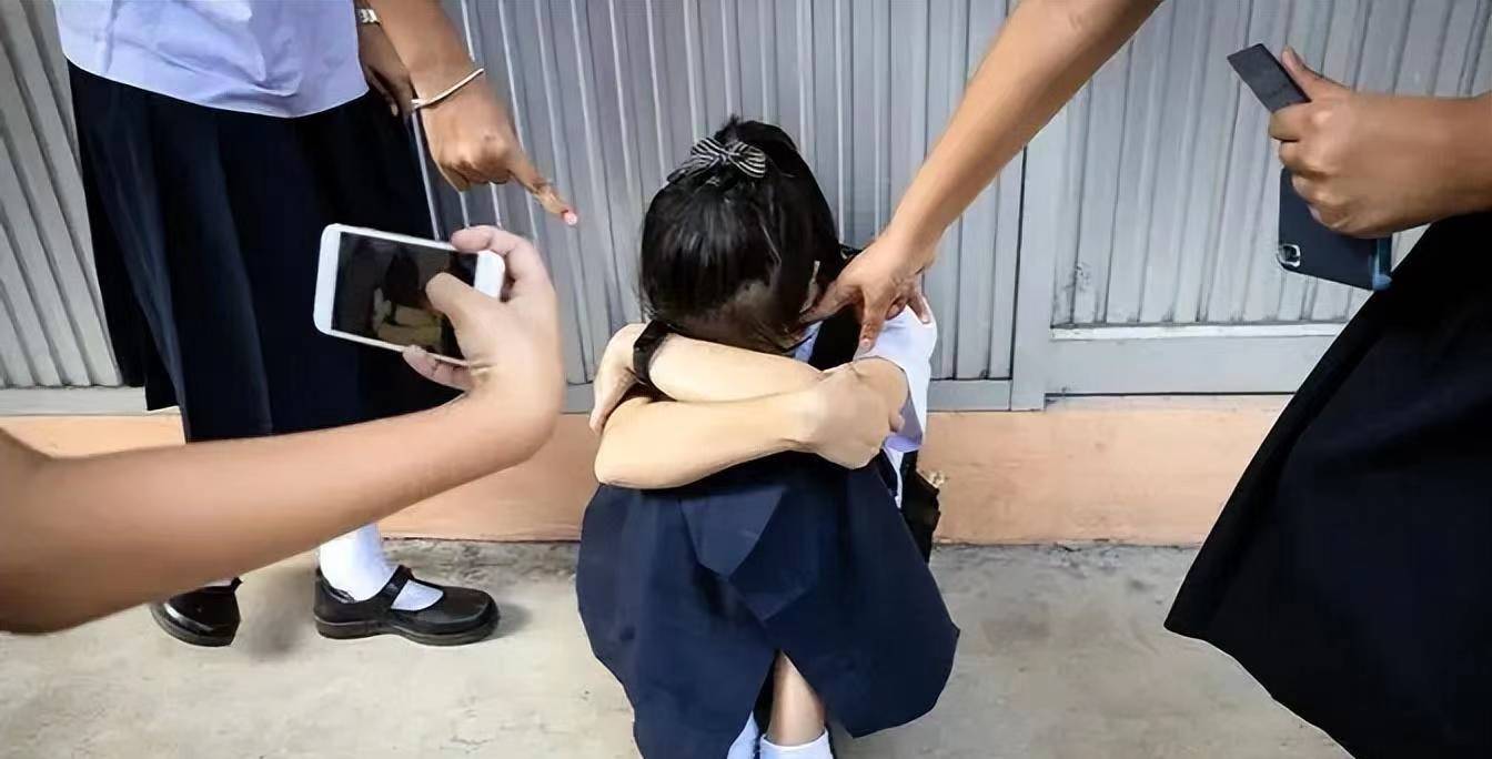 中国小留学生群辱同学，扒光衣服、烫伤乳头，背后原因发人深思