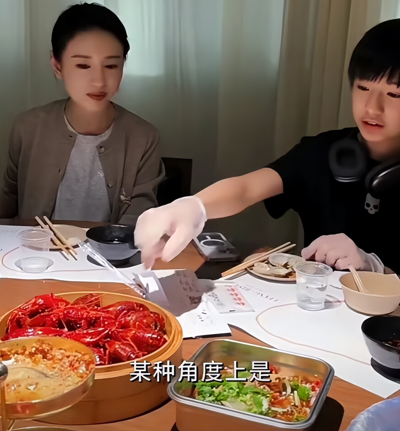 董洁晒儿子参加戏剧演出,董洁和儿子顶顶现身机场