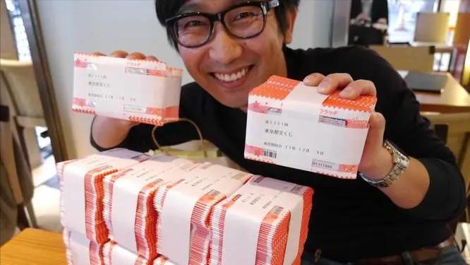 一张小卡片，狂卖500亿！一夜暴富的“*局骗**”，正卷土重来