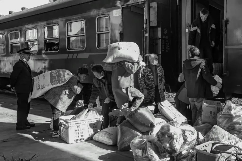 彝族千年传统民俗节日火把节、原生态赶集、幸福火车看凉山摄影团