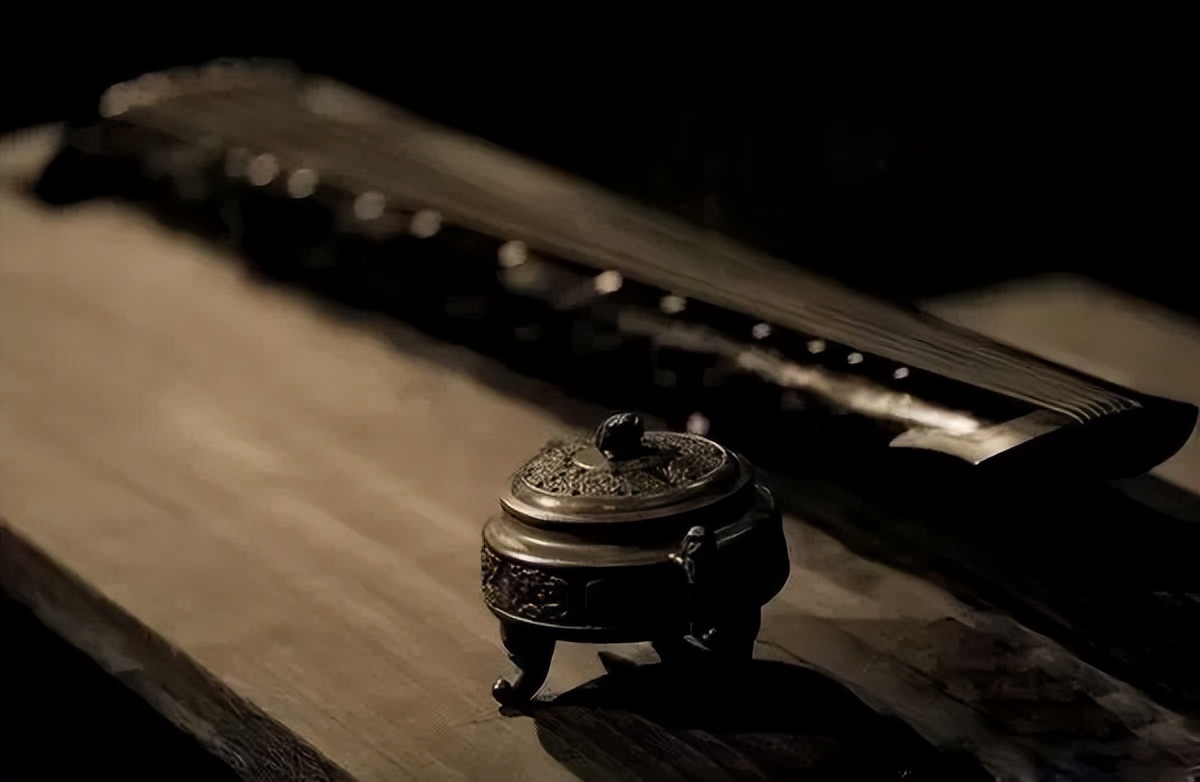 掬水月在手，弄香花满衣。诗词里的氤氲香气，温柔美好，岁月留芳