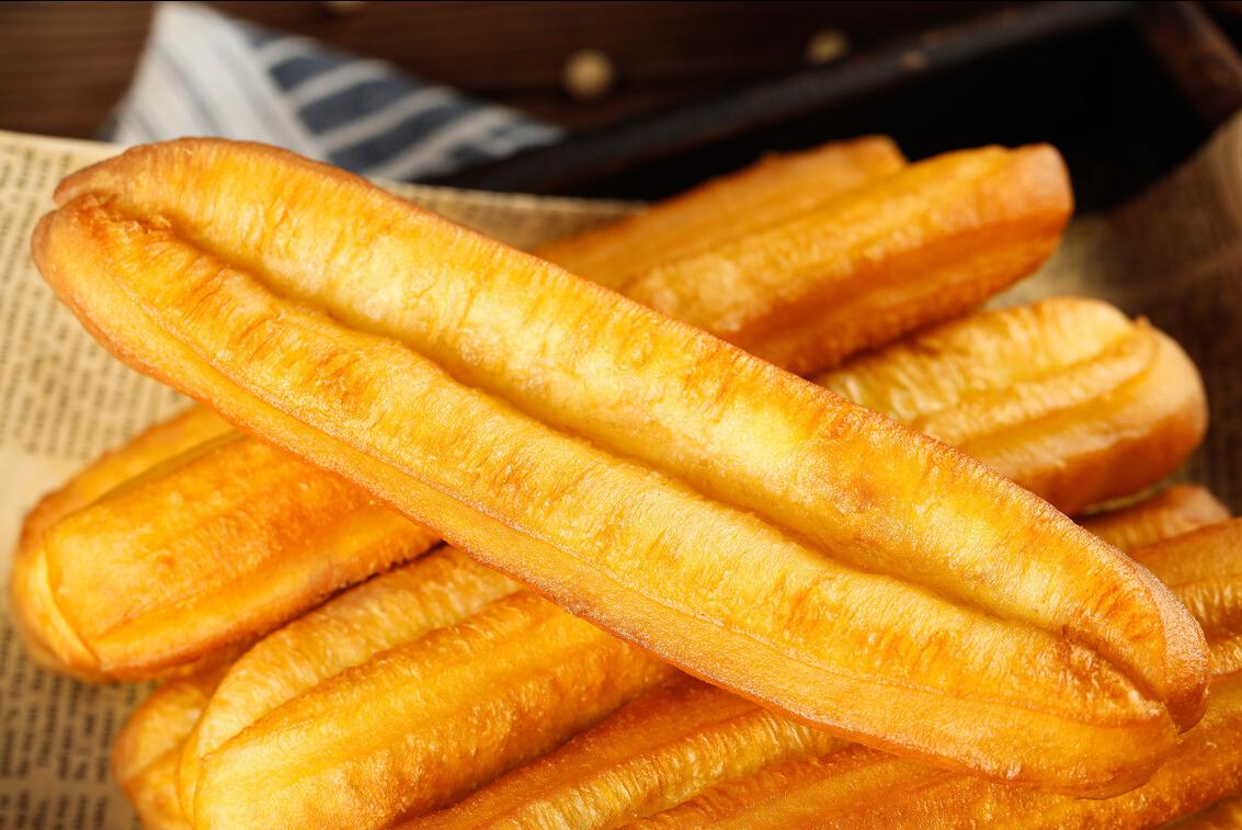 炸油条按一碱二矾三盐,炸油条只放酵母粉