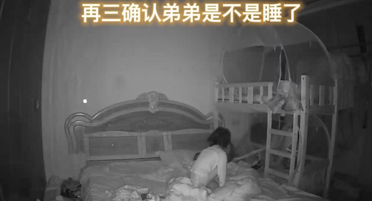 弟弟哭闹姐姐温柔哄睡,两岁宝宝半夜哭闹找姐姐