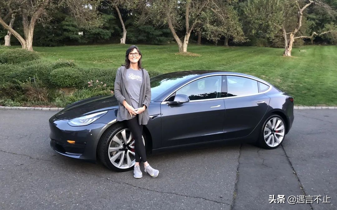 57岁封神，65岁翻车，女股神木头姐是被风吹上天的猪？