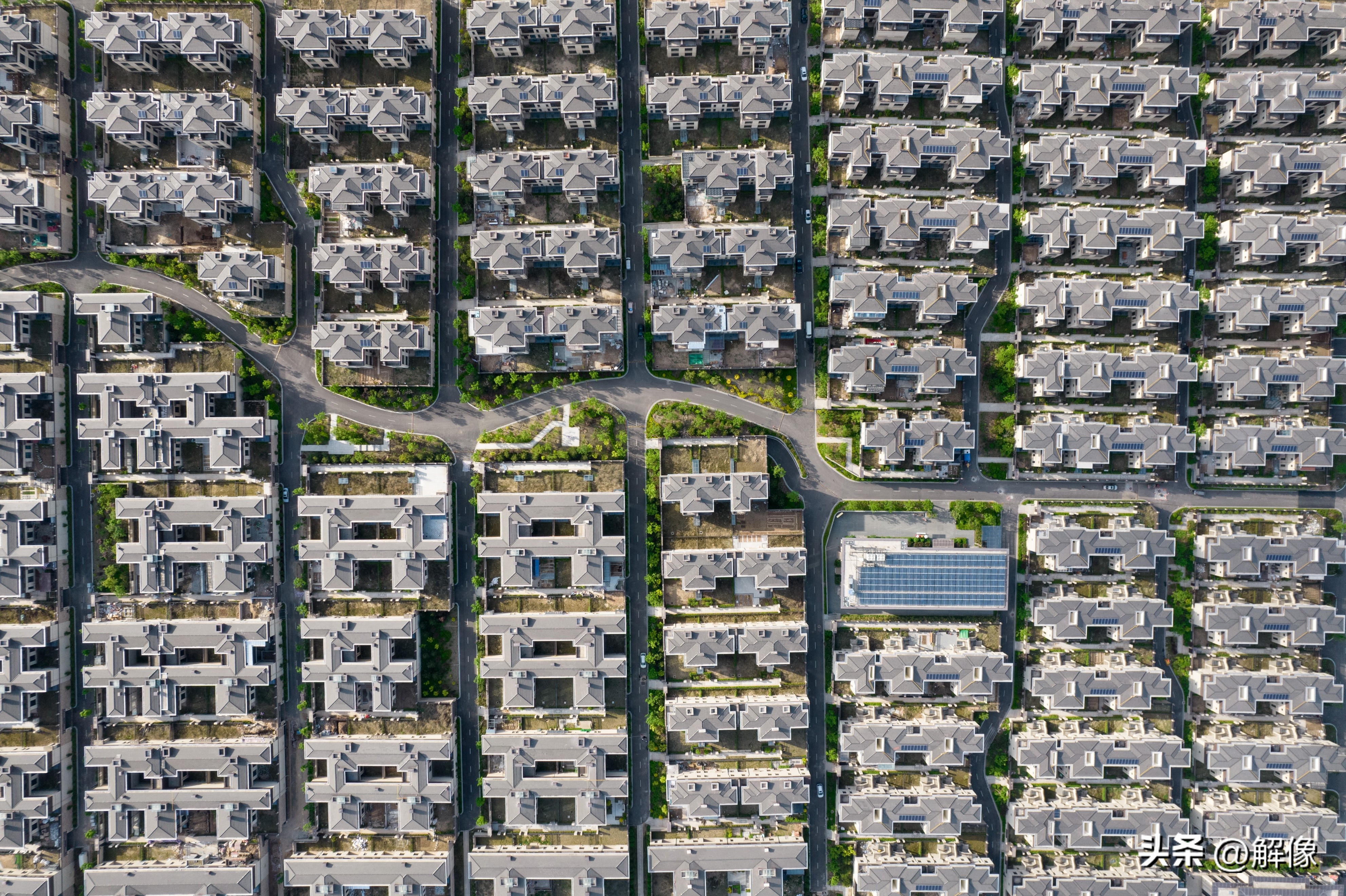 在太原泉域一级保护区的森林公园内，有一座大型别墅群！