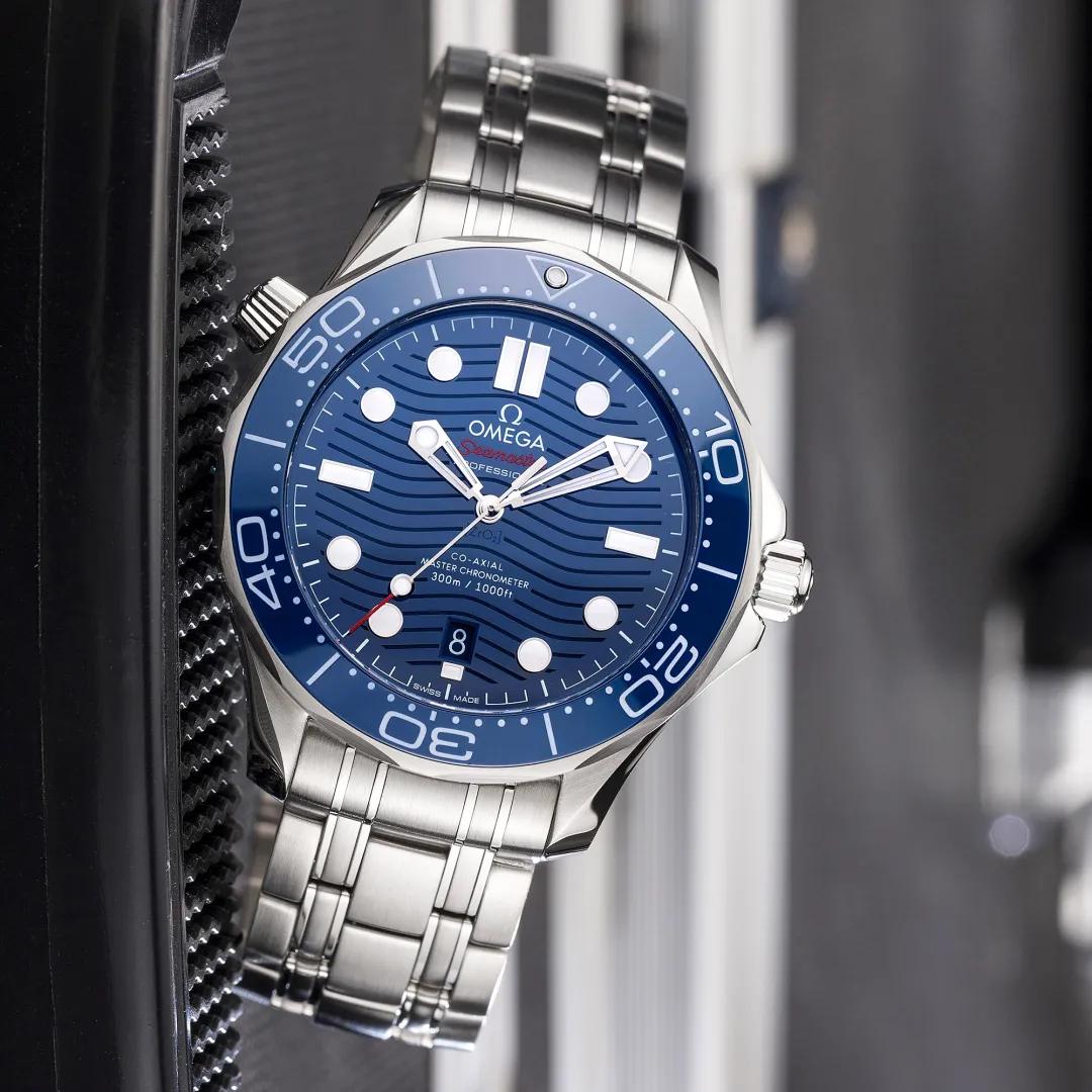 同价位选欧米茄还是百年灵,百年灵和欧米茄哪一个段位高