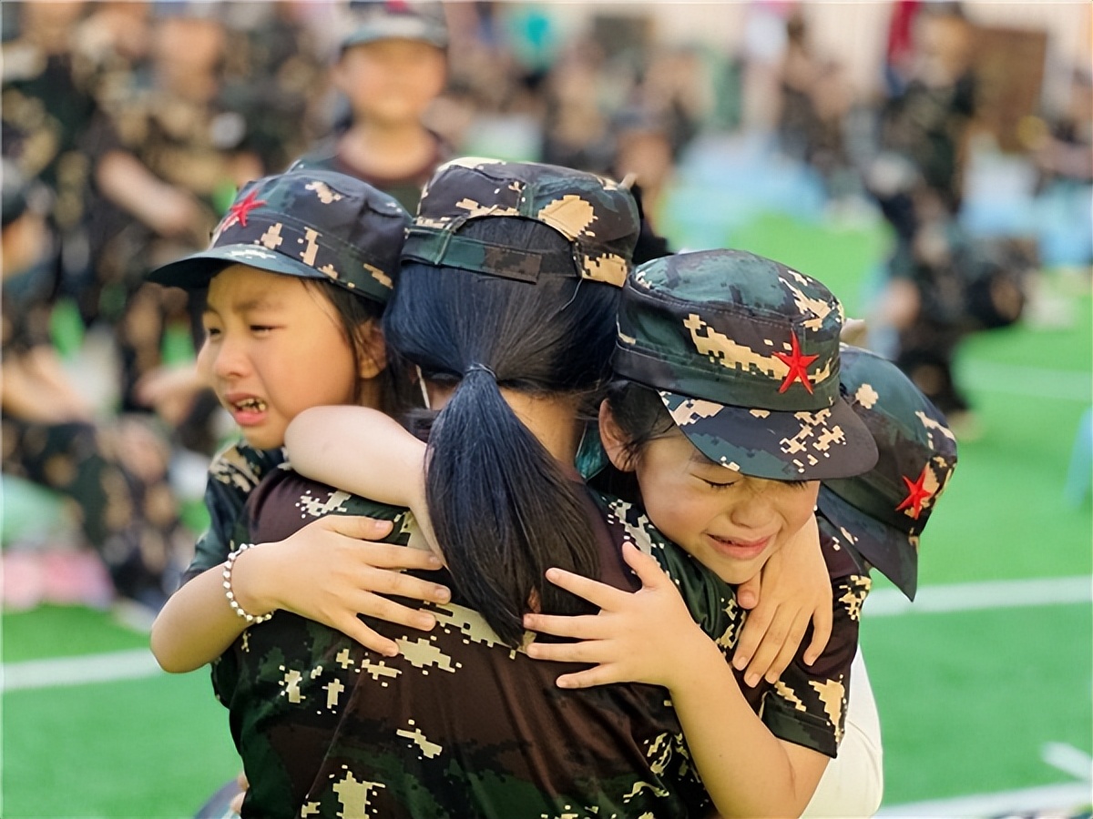 童心向*党**我是中国娃娃兵——丰泽区东海实幼举办“童心向*党**”2023届大班军事体验游戏活动