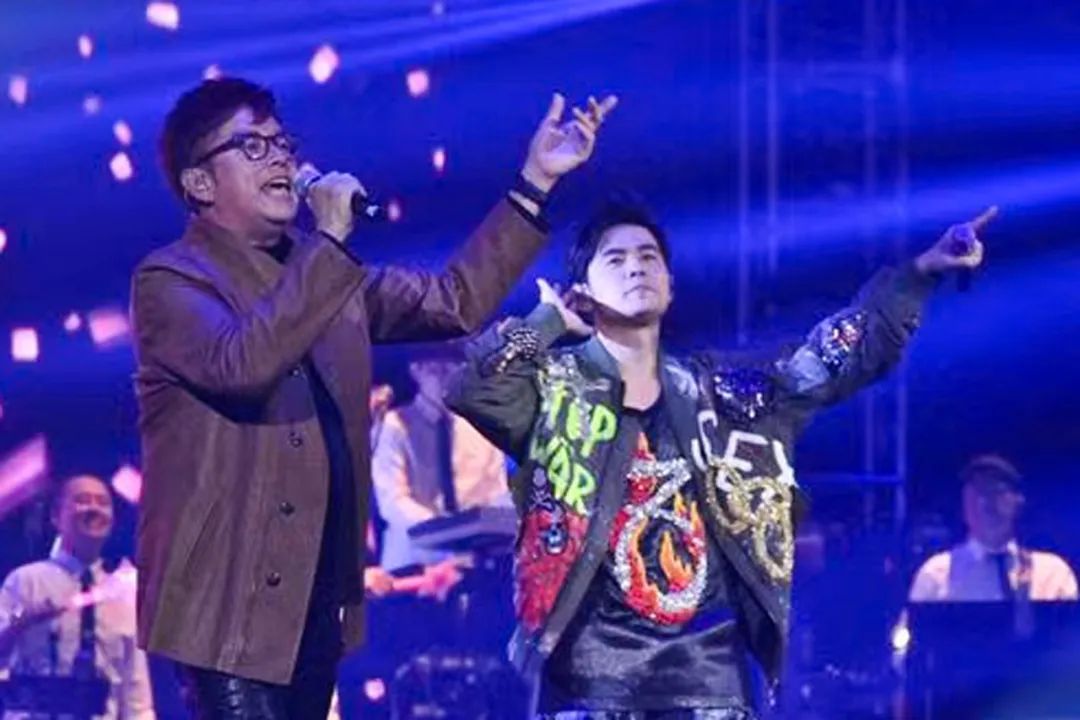 张国荣80年代天王巨星现场,80年代香港的天王巨星和天后