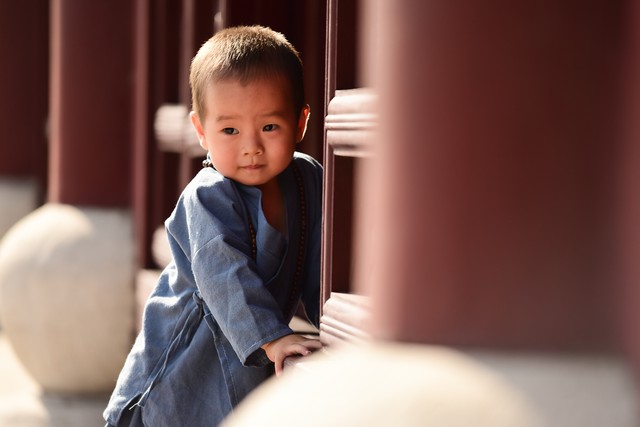 她58岁退休工资8000，外孙说：让我留这儿吧，我很乖，我能带妹妹